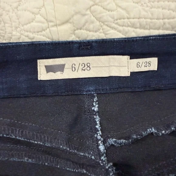 Levi's / Women’s/ Dark Blue Pencil Skirt , size 6/28, stretch. - Picture 8 of 10